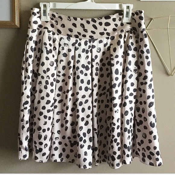 Spotted Silky Pleated Skirt - Picture 2 of 3